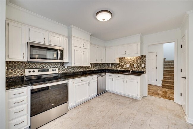 Building Photo - River Hills: 3 BR with 2 Full & 2 Half Baths