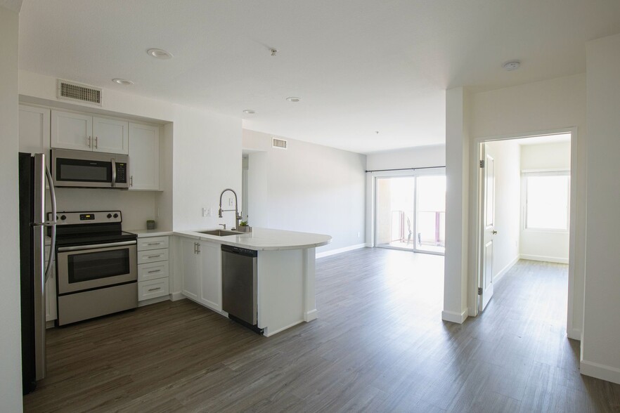 Interior Photo - 3400 Cahuenga Blvd Los Angeles, CA 90068