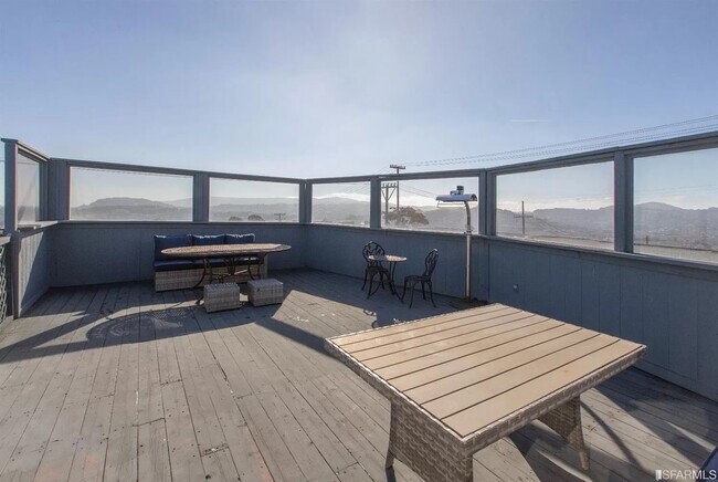 Building Photo - 999 Wisconsin St