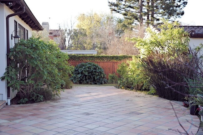 Building Photo - 1215 Altamead Dr