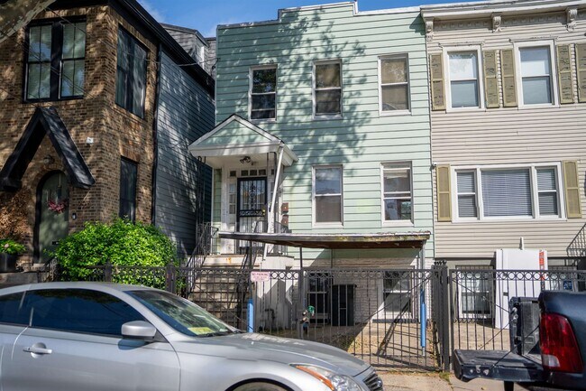 Building Photo - 294 Clerk St