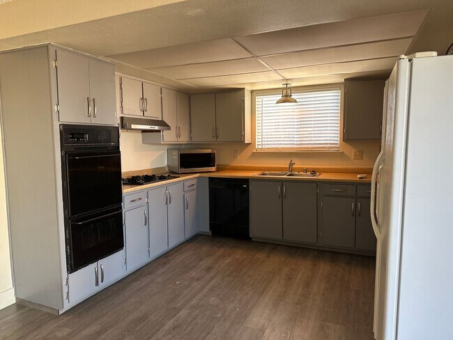 Building Photo - Spacious home with RV parking in Spanish Springs