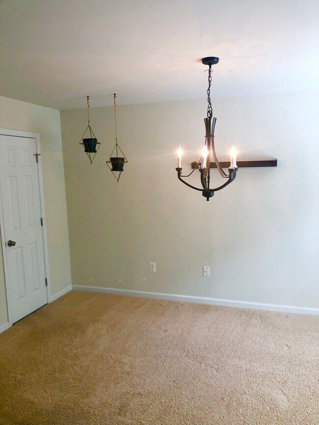 Building Photo - Spacious 2 BR/2.5 BA Townhome in Beltsville!