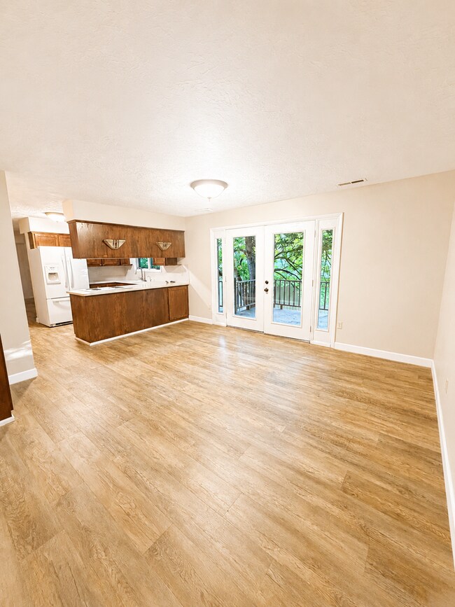 Building Photo - Spacious Charming Home (duplex)