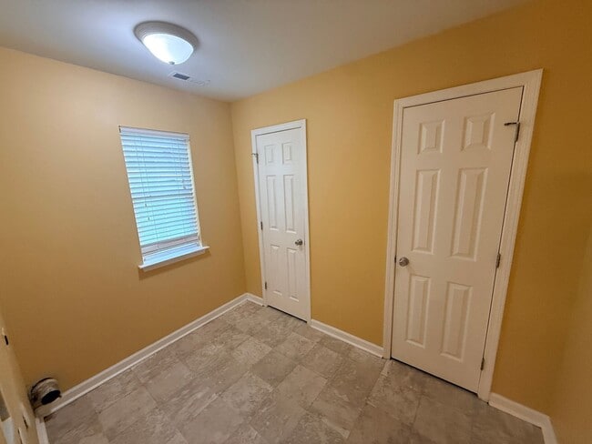 Building Photo - Beautiful private home!!