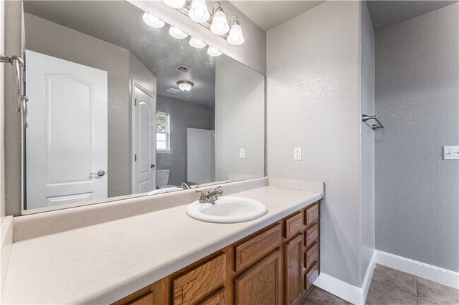 Building Photo - 521 Redbud St