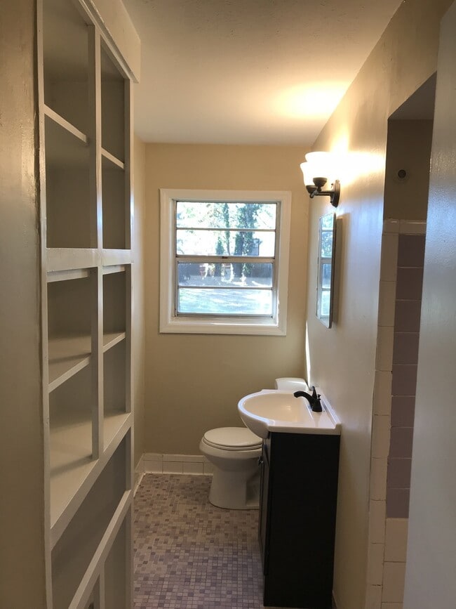 Building Photo - **ON HOLD**3 Bedroom / 1.5 Bathroom Home f...