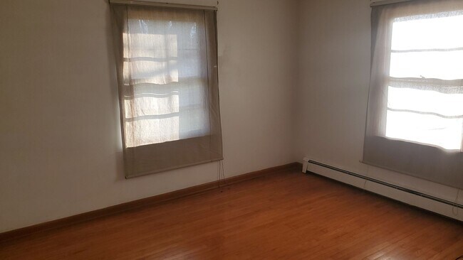 Building Photo - 3 bd, 2 ba house NE Columbia, 2nd living room downstairs, fenced, w/d included