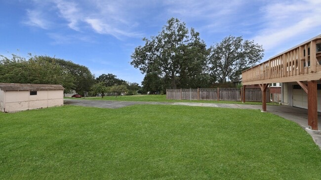 Building Photo - 3 Bed 2.5 Bath - Pet Friendly - Landscapin...