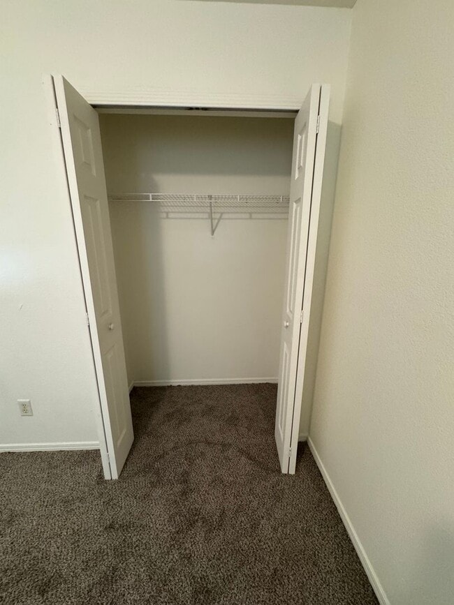 Building Photo - Beautiful 4 bedroom house avail 6/12