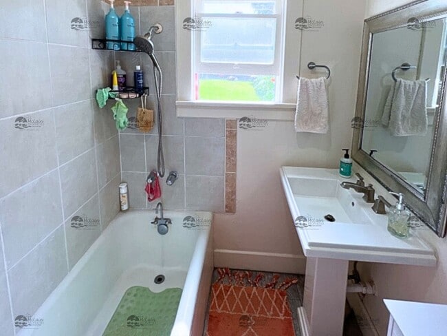 Building Photo - Single Story 2BD/1BA Home Minutes to the B...
