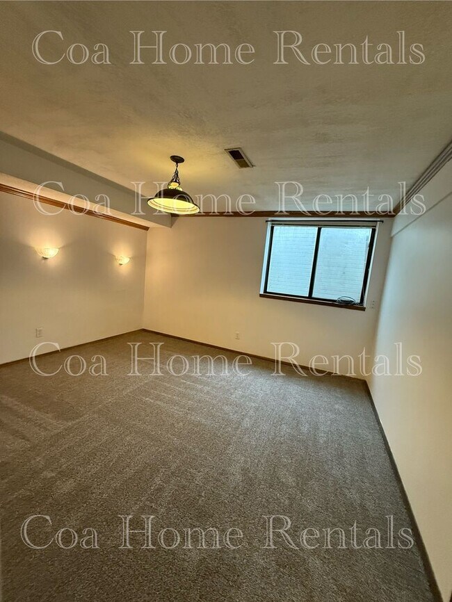 Building Photo - South East side Duplex