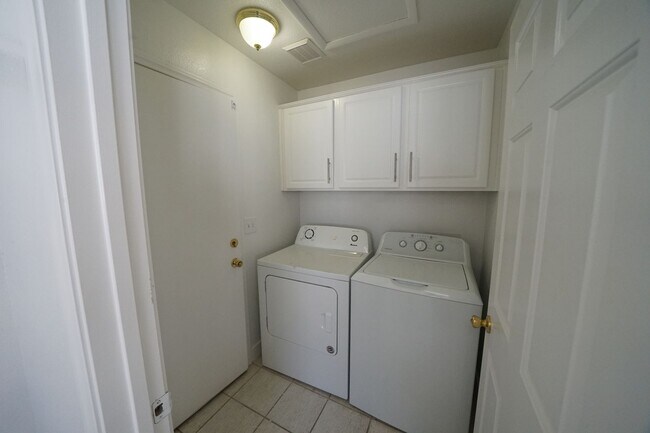 Building Photo - SHOWINGS AVAILABLE NOW