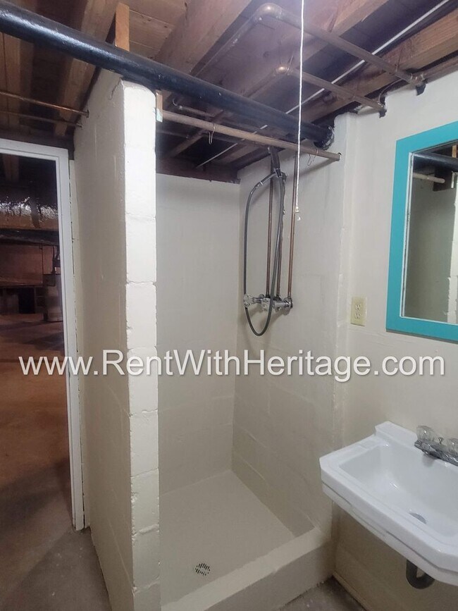 Building Photo - GRAMPA'S BUNGELOW - AWESOME BRICK RANCH WITH FULL UNFINISHED BASEMENT / GREAT LOCATION
