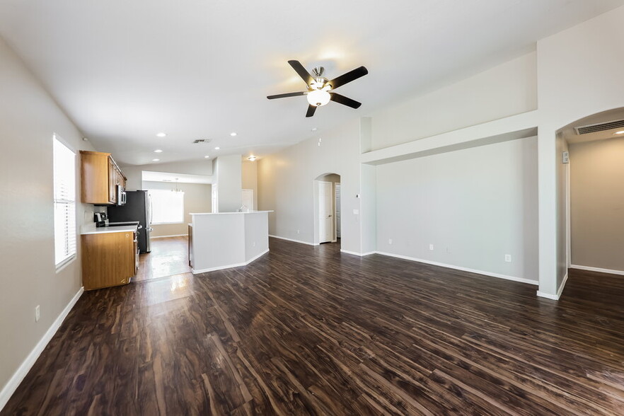 Building Photo - 2040 S 86th Ln