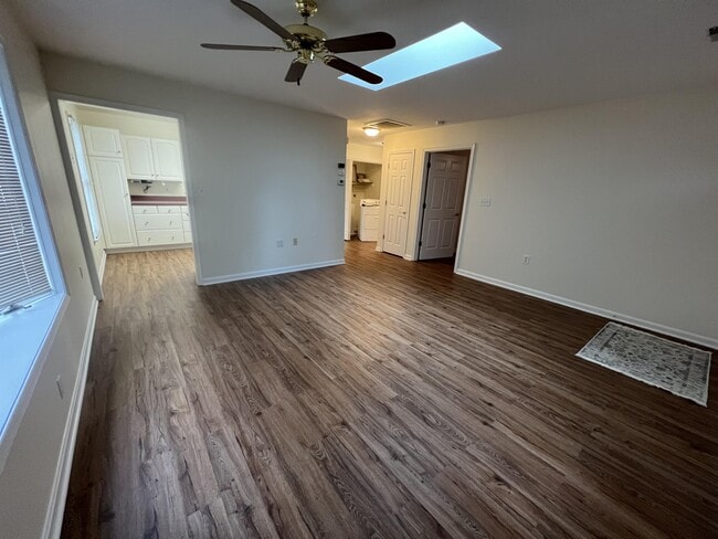 Building Photo - 5747 Oakcrest Dr