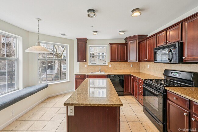 Building Photo - 2 Leeward Dr