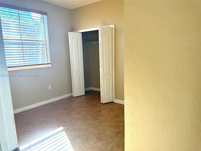 Building Photo - 1656 SE 29th Ct