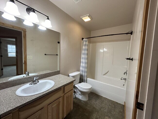 Building Photo - "Luxurious 3-Bed, 3-Bath Townhouse with Fi...