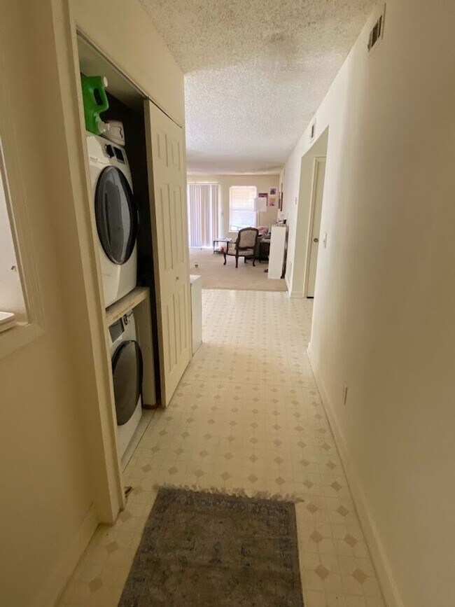 Building Photo - Spacious 2 Bedroom Condo Near Downtown Ath...