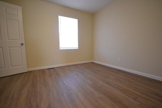 Building Photo - Northwood Hills 8 plex