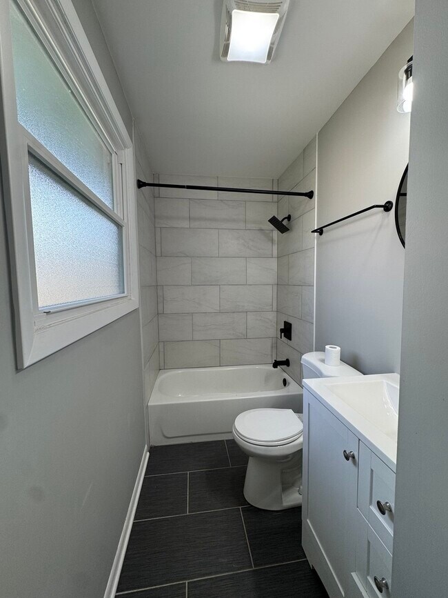Building Photo - 17206 Elm Dr
