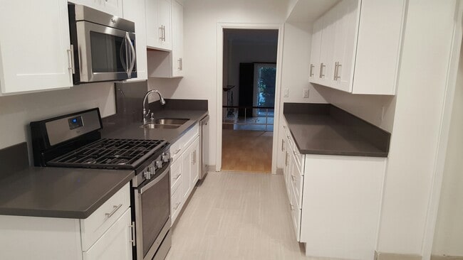 Building Photo - 1830 Kelton Ave