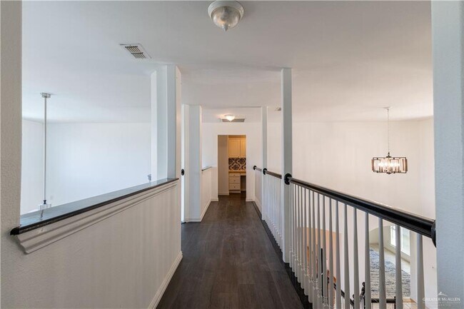 Building Photo - 31 El Jardin St