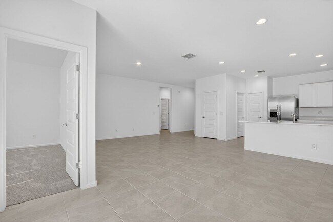 Building Photo - Modern 3BR Living with Resort-Style Amenities in Magma Vista Ranch