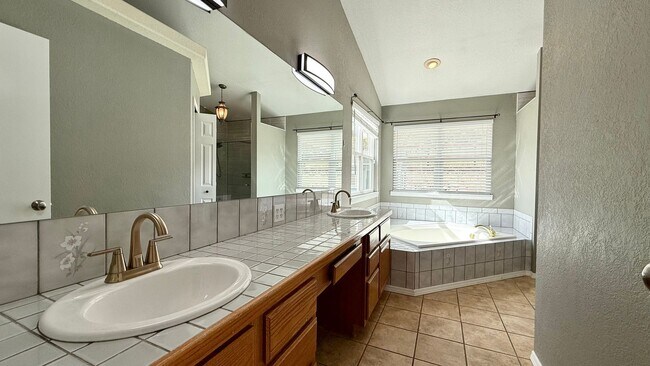 Building Photo - Move in ready home on Hollandale