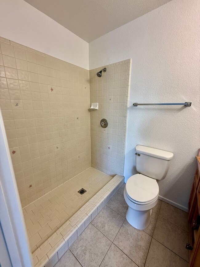 Building Photo - Centrally Located Townhouse