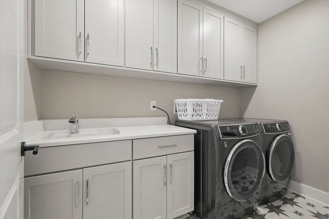 Building Photo - Luxurious, Fully Furnished Townhome       ...