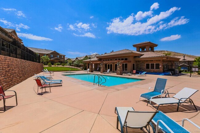 Building Photo - 3 Bedroom Townhome In Fossil Hills!