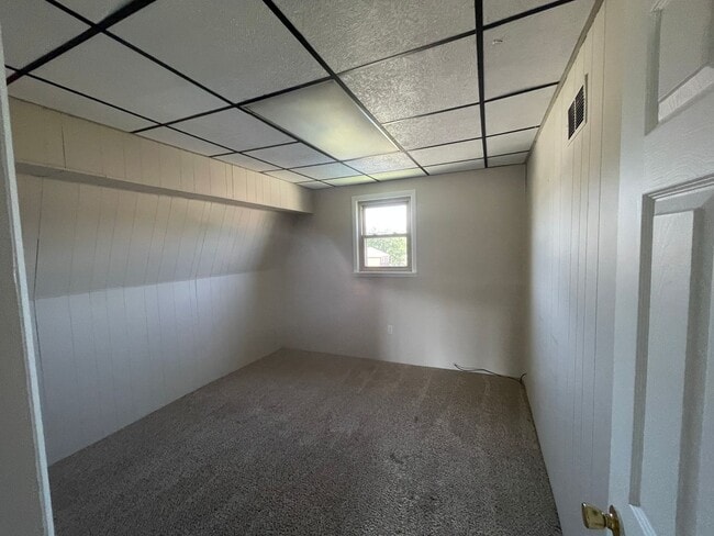 Building Photo - AVAILABLE NOW!! 3 BED 1 BATH SINGLE FAMILY...