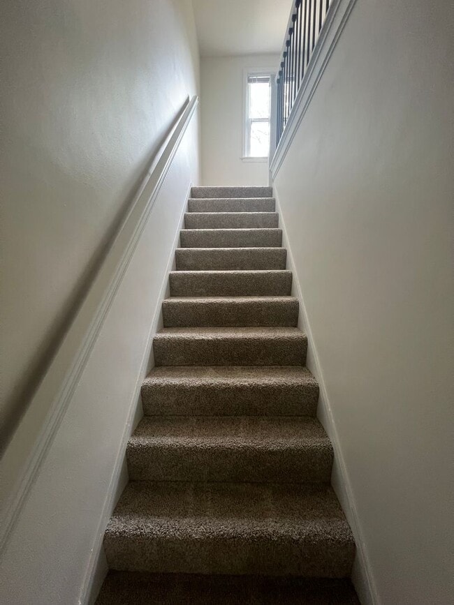 Building Photo - Beautifully Renovated 4-Bedroom Home - Ava...