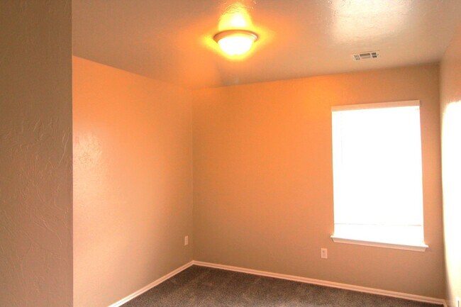 Building Photo - 4700 SE 77th St