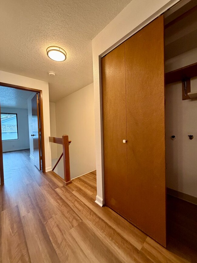 Building Photo - Updated Townhouse in the Heart of Garden Home~ New LVP Flooring~ Washer/Dryer Hook-Ups~ A/C~ Larg...