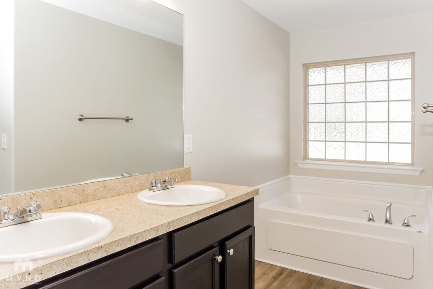 Building Photo - 201 Bermuda Lakes Dr