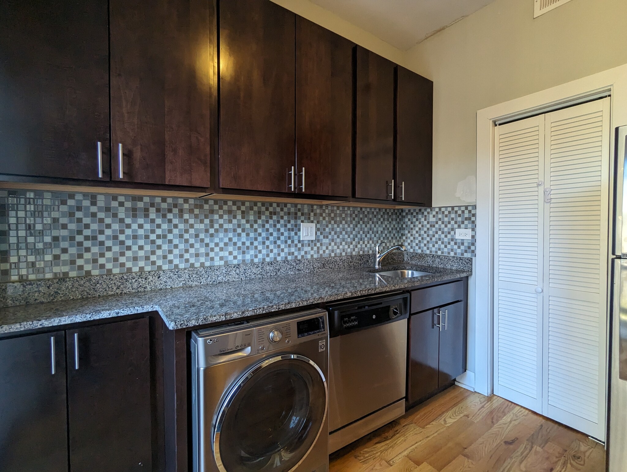 Building Photo - 625 W Oakdale Ave