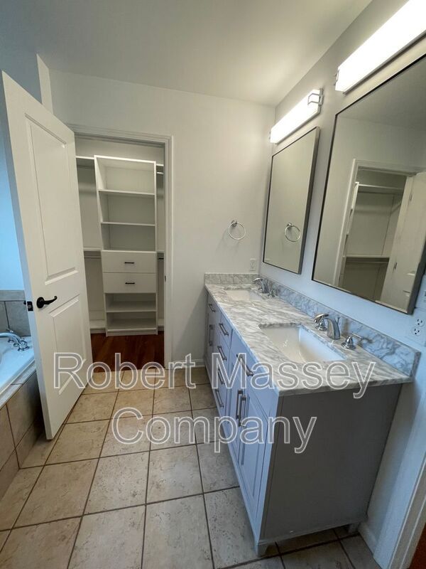 Building Photo - 8505 Saurel Dr