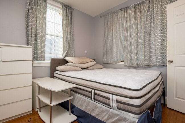 Building Photo - 1039 Evarts St NE