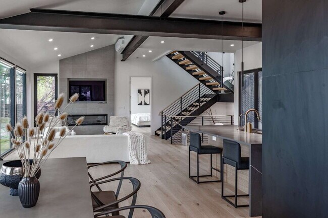 Building Photo - Modern Luxury Rental with Unobstructed Fla...