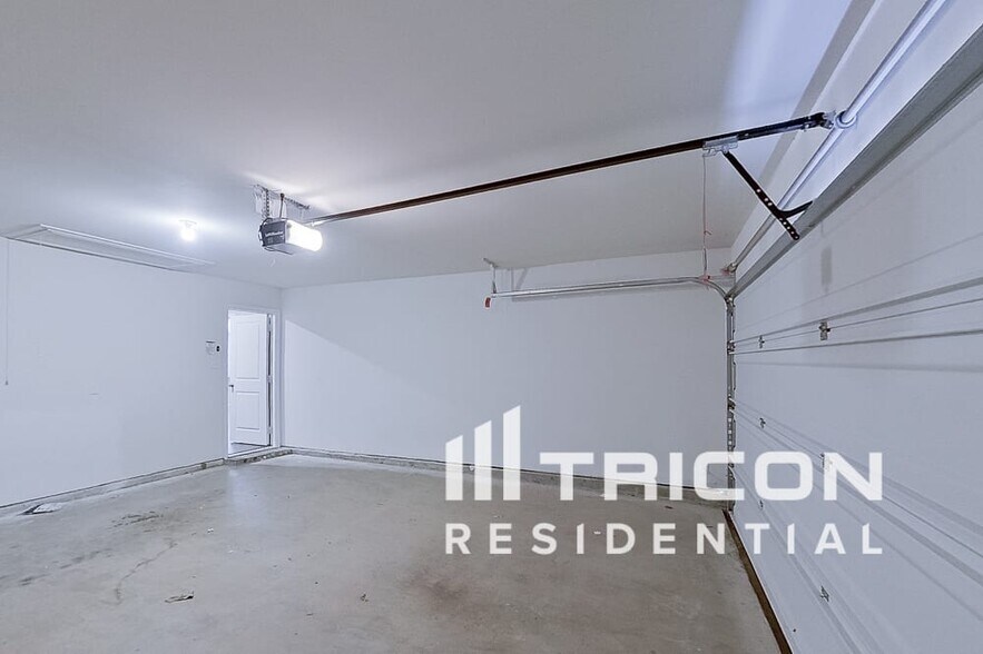 Building Photo - 848 Glover Dr