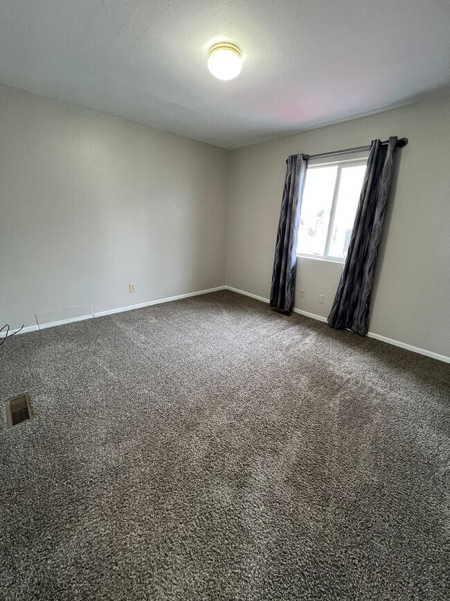 Building Photo - Centrally Located Three-Bedroom, One-Bathroom Home for Rent