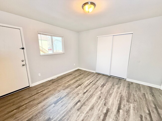 Building Photo - $500 off your 2nd months rent!