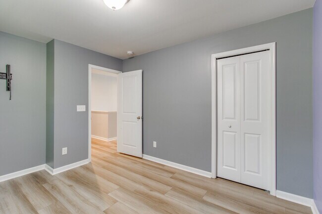Building Photo - 1108 Lake Village Dr