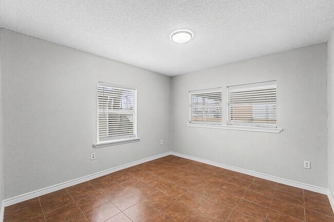 Building Photo - 1108 Georgina St