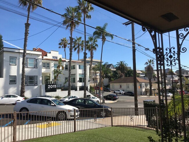 Building Photo - Charming Bankers Hill Open Floor Plan, Hardwood Floors, Reserved Parking!