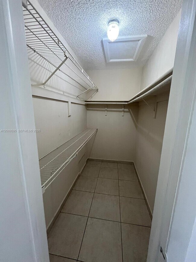 Building Photo - 1400 W 39th Pl