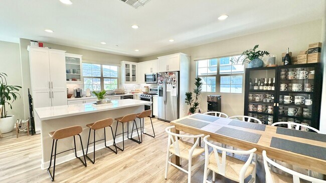 Building Photo - Beautiful "Model" Show Townhome in the Gat...